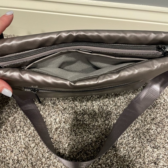 lug Moonwalk Crossbody - NWT - Metallic Pearl - Picture 5 of 8